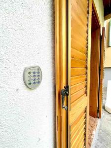 une porte avec télécommande sur le côté du bâtiment dans l'établissement SecretGarden - Levico Terme, à Levico Terme