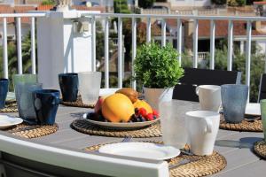 un tavolo con un cesto di frutta sopra di CBA COSTA BRAVA - Santa Monica a Tossa de Mar