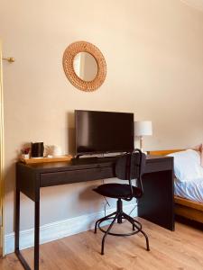 a desk with a computer and a chair in a room at 'Bloomfield' at stayBOOM in Lancaster