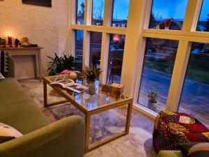 Túnfífill Guesthouse - free hot tub and sauna, cozy and quiet的休息区