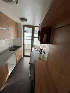 cocina con fregadero y encimera en Departamento 2P 2B para 4 personas By Terrabahía en Copiapó