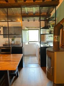 uma cozinha com uma mesa e um fogão em La Casa sui Tetti -Calcata em Calcata