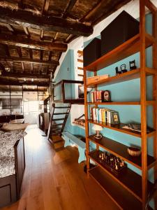 um quarto com uma escada e um beliche em La Casa sui Tetti -Calcata em Calcata