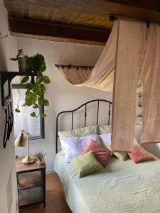 Giường trong phòng chung tại Calcata - La Casa sui Tetti +10 ảnh