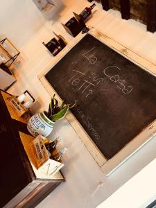 um quadro com escrita sobre uma mesa em La Casa sui Tetti -Calcata em Calcata