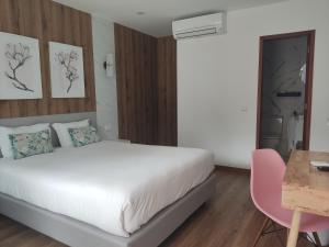 ポンテ・デ・リマにあるHotel Rural Solar das Arcadasのベッドルーム1室(ベッド1台、デスク、テーブル付)