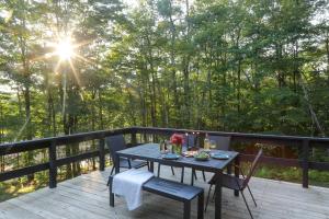 Balkón nebo terasa v ubytování Modern Hideaway with Deck and State Forest Access