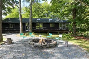 Zahrada ubytování Modern Hideaway with Deck and State Forest Access
