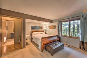 een slaapkamer met een bed en een groot raam bij Lake Geneva Getaway with Fire Pit Near Golf in Lake Geneva