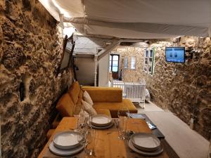 En restaurant eller et andet spisested på Apartamento Ciudad Vieja Coruña