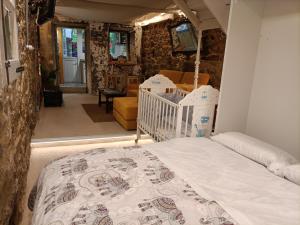 ein Schlafzimmer mit einem Kinderbett in einem Zimmer in der Unterkunft Apartamento Ciudad Vieja Coruña in A Coruña