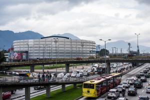 een drukke snelweg met veel verkeer erop bij Hotel Arena Suites in Bogota
