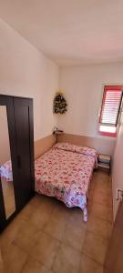 - une chambre avec un lit dans l'angle dans l'établissement la casa di enzo, à Campomarino