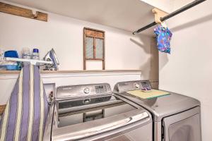 cocina con lavadora y secadora de acero inoxidable en Rustic and Secluded Retreat with Deck on 2 Acres!, en White House