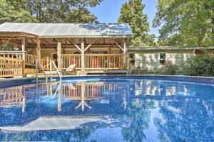 Casa con piscina y cenador en Rustic and Secluded Retreat with Deck on 2 Acres!, en White House