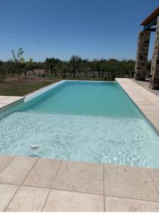 uma grande piscina com água azul em Casa Pueblo Benegas em San Rafael