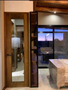 サン・ラファエルにあるCasa Pueblo Benegasのリビングルームを望むガラスドア
