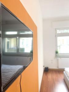 TV de pantalla plana colgada en la pared de una habitación en Bezaubernde Wohnung in zentraler Lage, en Karlsruhe