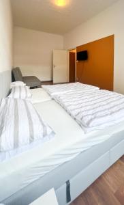 uma grande cama branca num quarto em Bezaubernde Wohnung in zentraler Lage em Karlsruhe