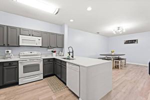 una cocina con electrodomésticos en blanco y negro y una mesa en Home sweet Home near Disneyland, en Kissimmee