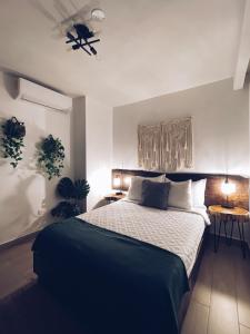 sypialnia z łóżkiem i wentylatorem sufitowym w obiekcie Studio 27 w mieście Santo Domingo
