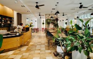 Restoran või mõni muu söögikoht majutusasutuses 瓦樣山巷台南玉井農莊露營戶外婚禮