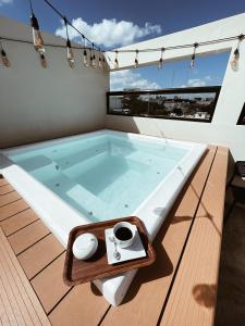 bañera de hidromasaje en la cubierta de un barco en Studio 27 en Santo Domingo