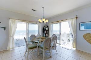 セントジョージ島にあるKing's Crownのテーブルと椅子と海のあるダイニングルーム