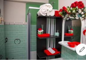 a bathroom with a shower with red and green at Il gioco dell'oca in Ponna Superiore