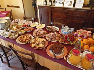 ein Tisch mit vielen Teller Essen drauf in der Unterkunft La Terra Del Mezzo in Riposto