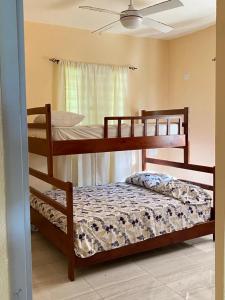Divstāvu gulta vai divstāvu gultas numurā naktsmītnē Bongo Lodge