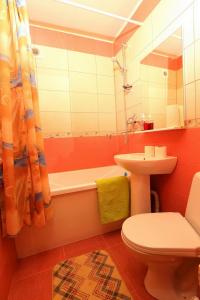 トムスクにあるAurora МКのバスルーム(洗面台、トイレ、バスタブ付)