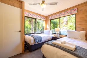 Voodi või voodid majutusasutuse Palms on Kennedy Point - Stay Waiheke toas +34 fotot