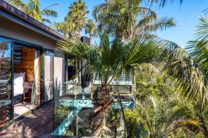 Vonkajšia záhrada v ubytovaní Palms on Kennedy Point - Stay Waiheke