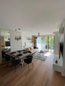 Kuchyňa alebo kuchynka v ubytovaní Clyde-Premium Lelle Waterfront Private Apartment + 8 fotografií