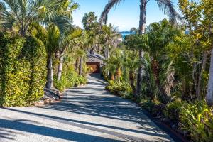 Vonkajšia záhrada v ubytovaní Palms on Kennedy Point - Stay Waiheke