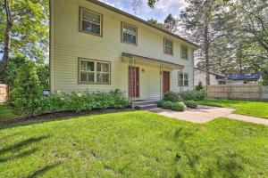 una casa gialla con una porta rossa e un cortile di Harbor Springs Retreat with Grill about 1 Mi to Beach! a Harbor Springs