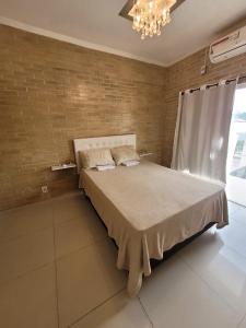 sypialnia z dużym łóżkiem w pokoju w obiekcie Sobrado 2 amplo e confortável em condomínio w mieście Corumbá