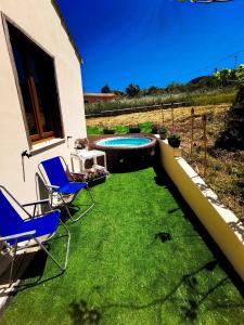 um quintal com duas cadeiras e uma piscina em L'oasi nello Zingaro em Scopello