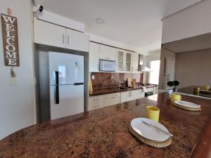 a kitchen with a counter top with a refrigerator at Casa Flórida in Aquiraz