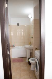 a bathroom with a tub and a sink and a toilet at City Central Studio , Ploiesti in Ploieşti