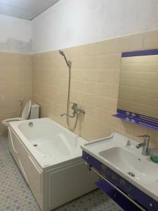 ein Badezimmer mit einer Badewanne, einem Waschbecken und einem WC in der Unterkunft Gia lai Homestay Phương My in Pleiku