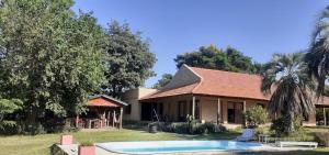 una casa con una piscina di fronte di Ñanderoga a Lavalle