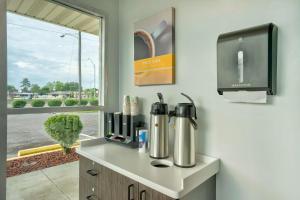 een keuken met een koffiezetapparaat op een aanrecht bij Motel 6-Lumberton, NC in Lumberton