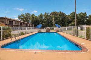 una piscina con una valla alrededor en Best Western - McKenzie, en McKenzie