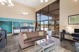 un salon avec un canapé et une table dans l'établissement Best Western Conway, à Conway 15 autres photos