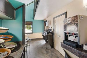 une cuisine avec des murs bleus et un comptoir dans l'établissement Best Western Conway, à Conway
