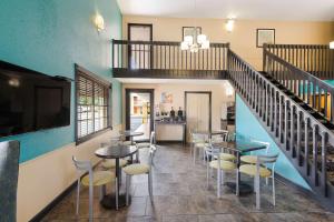 un restaurant avec des tables et des chaises et un escalier dans l'établissement Best Western Conway, à Conway