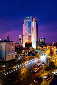 a city panorama at night with cars on a street w obiekcie Radisson Blu Hotel Olümpia w Tallinnie
