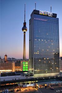 um grande edifício com uma torre ao fundo em Park Inn by Radisson Berlin Alexanderplatz em Berlim